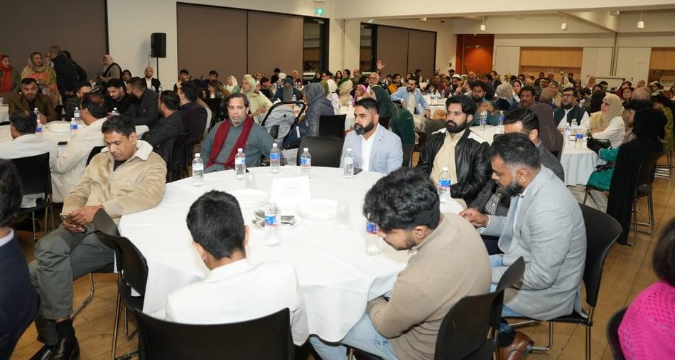 A group of people sitting at a table

AI-generated content may be incorrect.