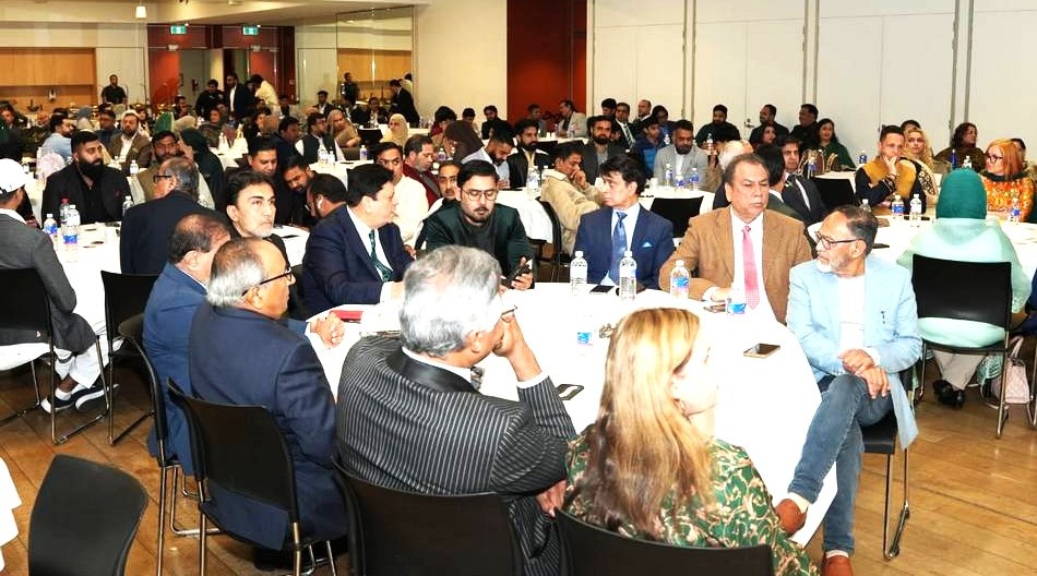 A group of people sitting at tables

AI-generated content may be incorrect.