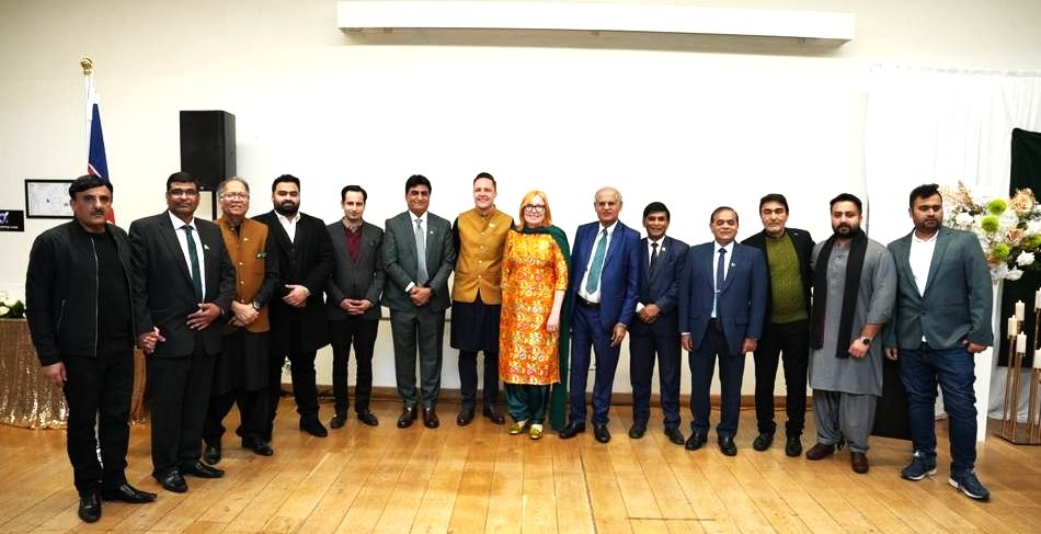 A group of people standing in a row

AI-generated content may be incorrect.