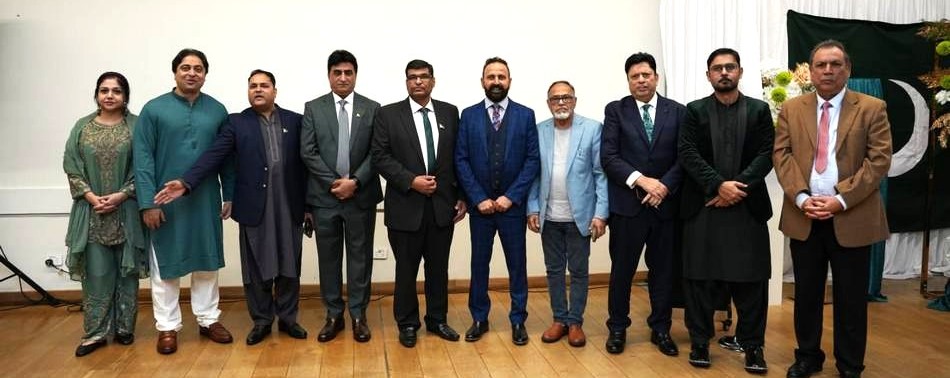 A group of men standing together

AI-generated content may be incorrect.