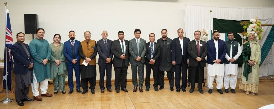 A group of men standing together

AI-generated content may be incorrect.