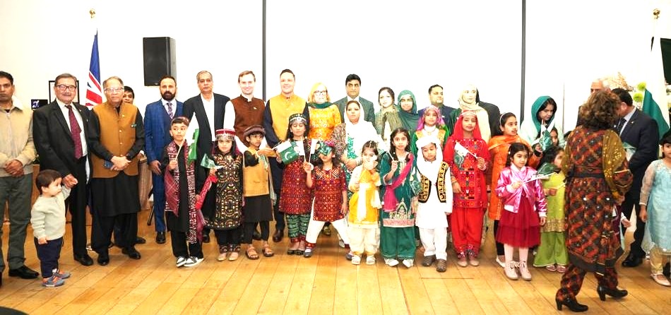 A group of people posing for a photo

AI-generated content may be incorrect.