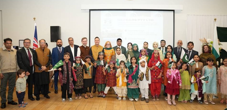 A group of people posing for a photo

AI-generated content may be incorrect.