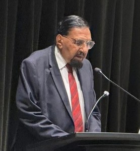 A person standing at a podium

AI-generated content may be incorrect.