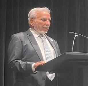 A person standing at a podium

AI-generated content may be incorrect.