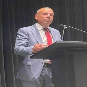 A person standing at a podium

AI-generated content may be incorrect.