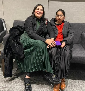 A person and a child sitting on a couch

AI-generated content may be incorrect.