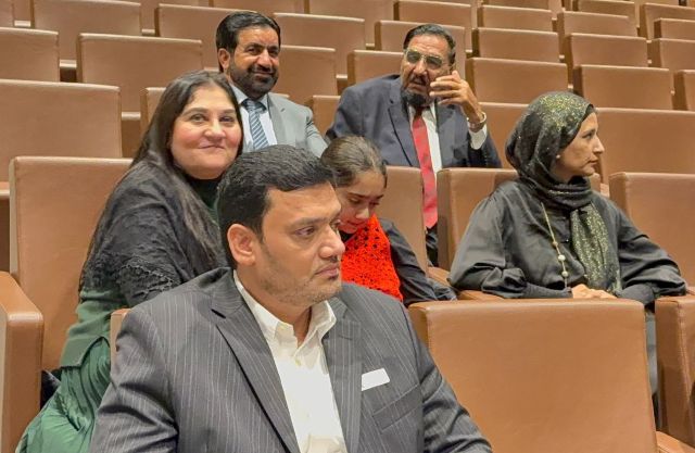 A group of people sitting in chairs

AI-generated content may be incorrect.