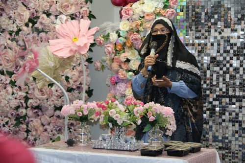 A person speaking into a microphone

AI-generated content may be incorrect.