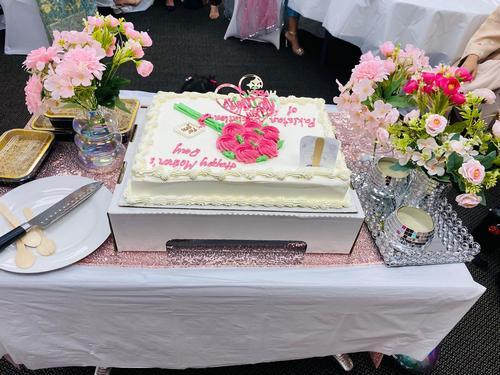 A cake on a table

AI-generated content may be incorrect.