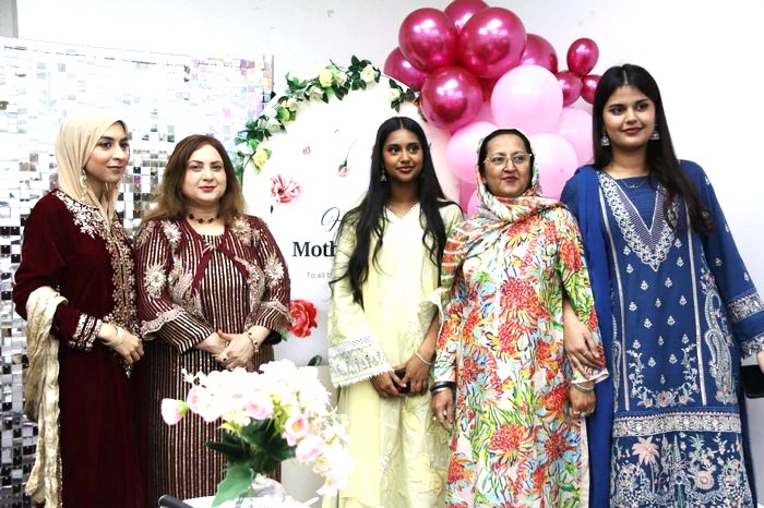 A group of women standing in front of a balloon

AI-generated content may be incorrect.