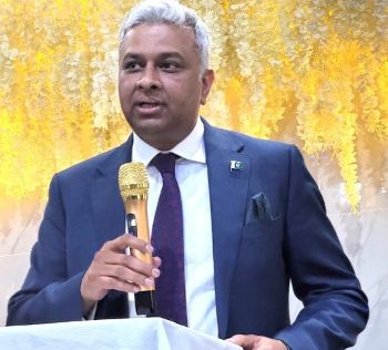 A person in a suit holding a microphone

AI-generated content may be incorrect.