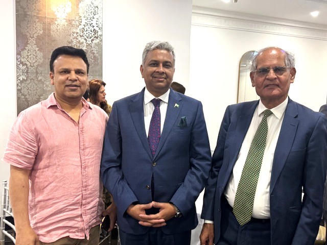 A group of men standing together

AI-generated content may be incorrect.