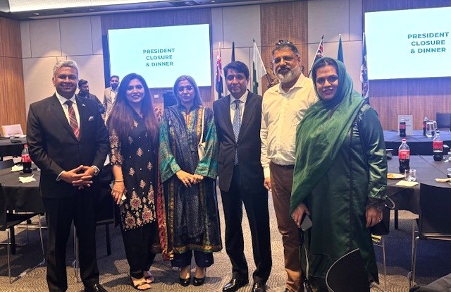 A group of people standing in a room

AI-generated content may be incorrect.