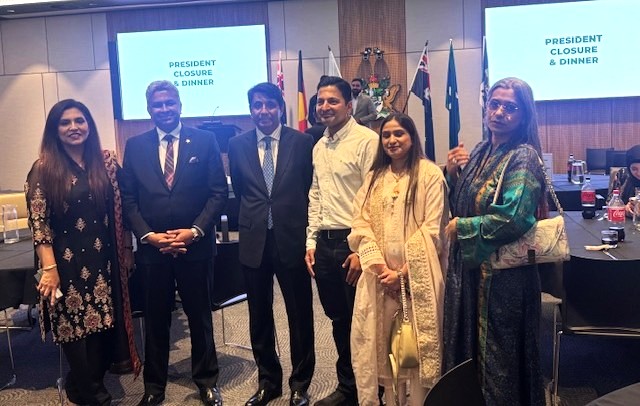 A group of people standing in a room

AI-generated content may be incorrect.