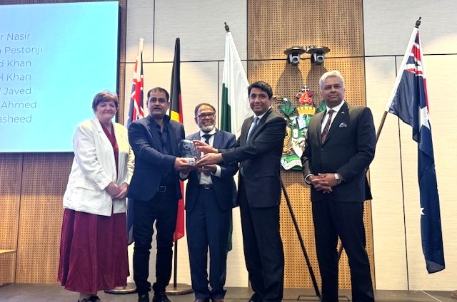 A group of people in suits shaking hands

AI-generated content may be incorrect.