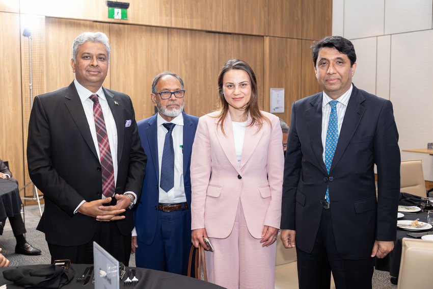 A group of people standing together

AI-generated content may be incorrect.