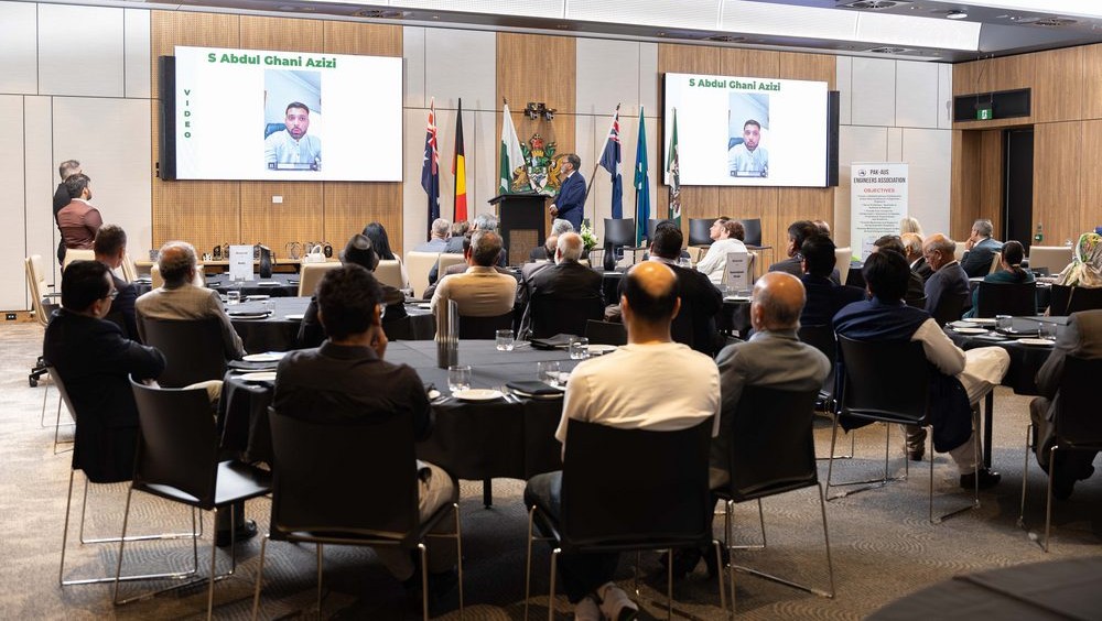 A group of people in a meeting

AI-generated content may be incorrect.