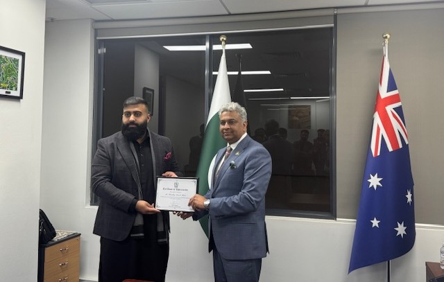 Two men in suits holding a certificate

AI-generated content may be incorrect.