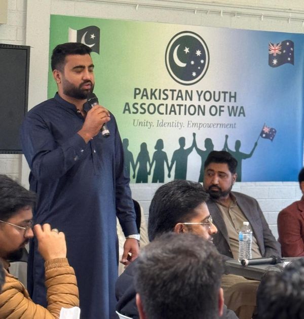 A person speaking into a microphone

AI-generated content may be incorrect.