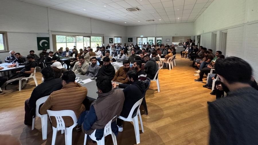 A group of people sitting in a room

AI-generated content may be incorrect.