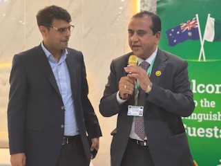 A person holding a microphone and another person standing next to him

AI-generated content may be incorrect.
