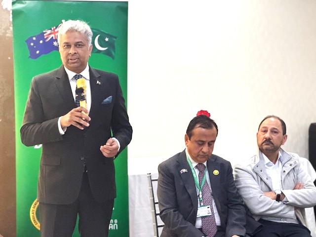 A person in a suit speaking to a group of men

AI-generated content may be incorrect.