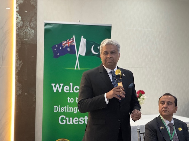 A person in a suit holding a microphone

AI-generated content may be incorrect.