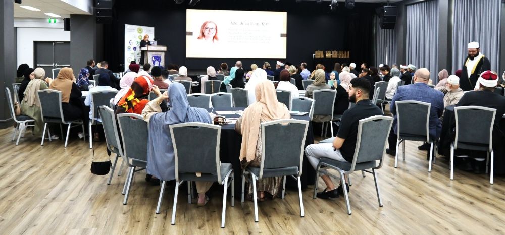 A group of people sitting in a room

AI-generated content may be incorrect.