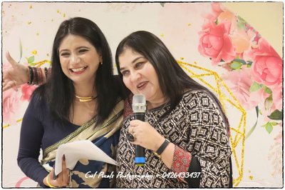 Two women holding a microphone

AI-generated content may be incorrect.