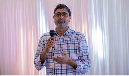 A person holding a microphone

AI-generated content may be incorrect.