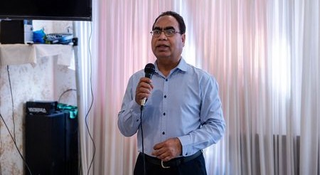 A person holding a microphone

AI-generated content may be incorrect.