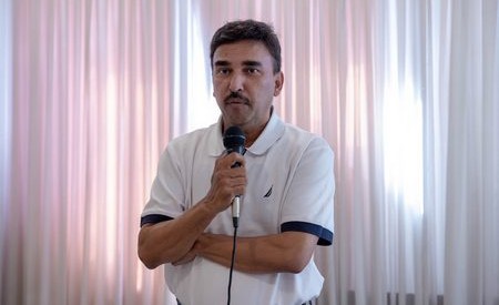 A person holding a microphone

AI-generated content may be incorrect.