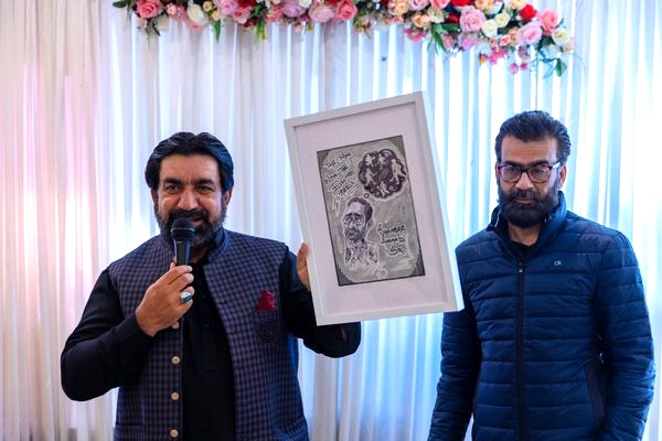 A person holding a picture and a microphone

AI-generated content may be incorrect.