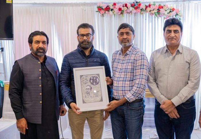 A group of men holding a picture

AI-generated content may be incorrect.