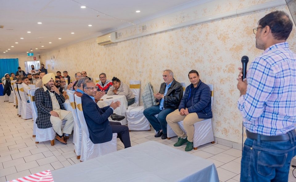 A person standing in front of a group of people

AI-generated content may be incorrect.