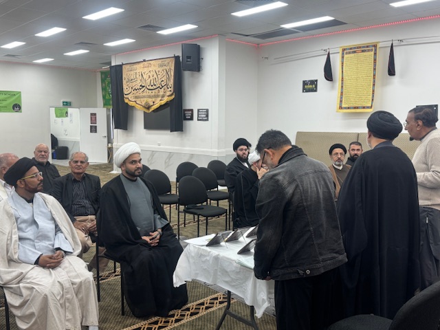 A group of people in a room

AI-generated content may be incorrect.