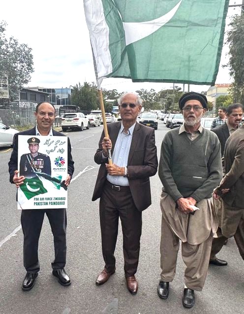 A group of men standing on a street holding a flag

AI-generated content may be incorrect.