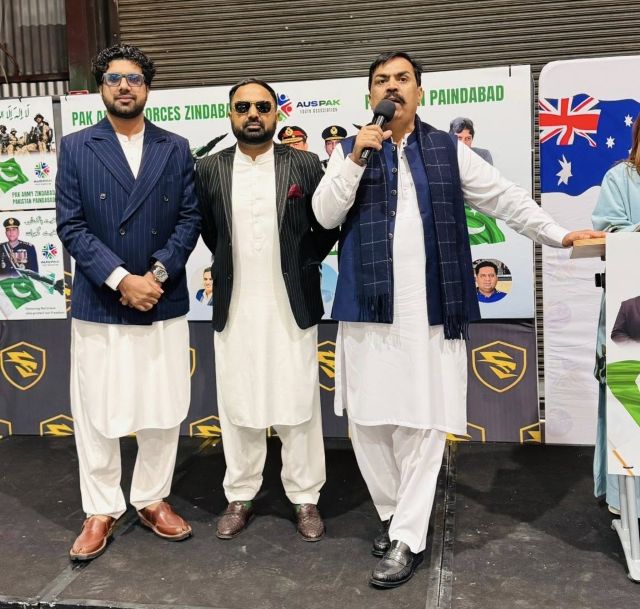 A group of men standing in front of a podium

AI-generated content may be incorrect.