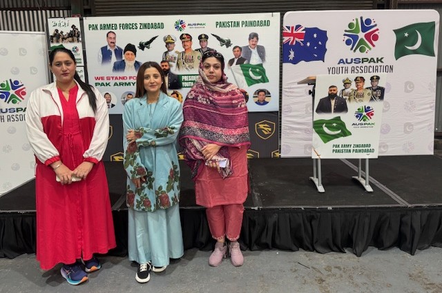 A group of women standing in front of a stage

AI-generated content may be incorrect.