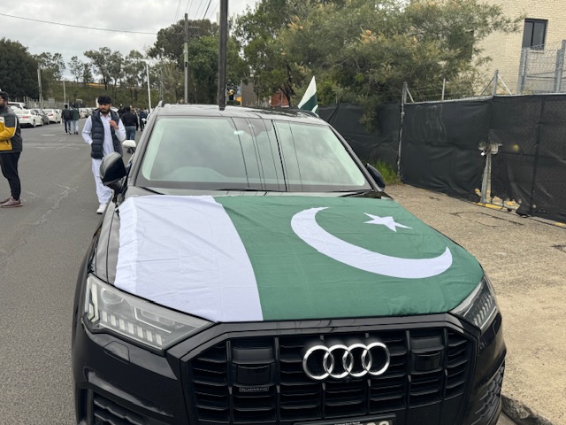 A car with a flag on it

AI-generated content may be incorrect.