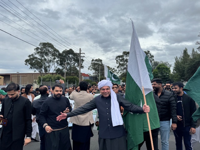 A group of people holding flags

AI-generated content may be incorrect.