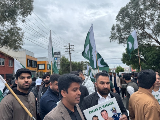 A group of people holding flags and holding signs

AI-generated content may be incorrect.