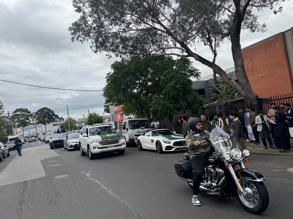 A group of people on a motorcycle

AI-generated content may be incorrect.