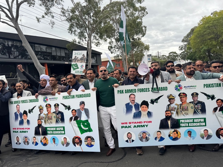 A group of people holding signs

AI-generated content may be incorrect.