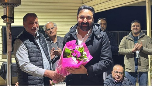 A person holding a bouquet of flowers

AI-generated content may be incorrect.