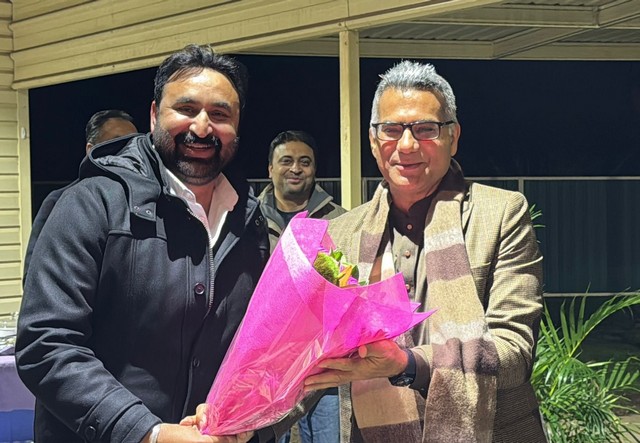 A couple of men holding flowers

AI-generated content may be incorrect.