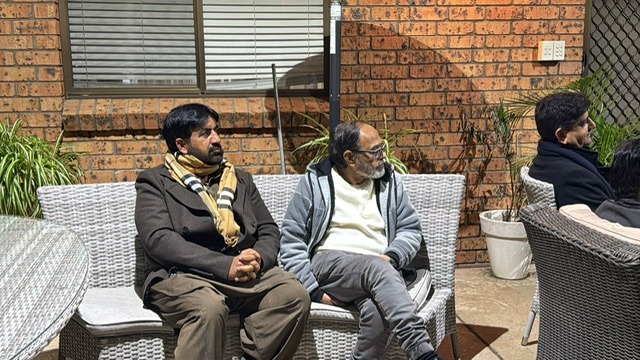 Two men sitting on a chair

AI-generated content may be incorrect.