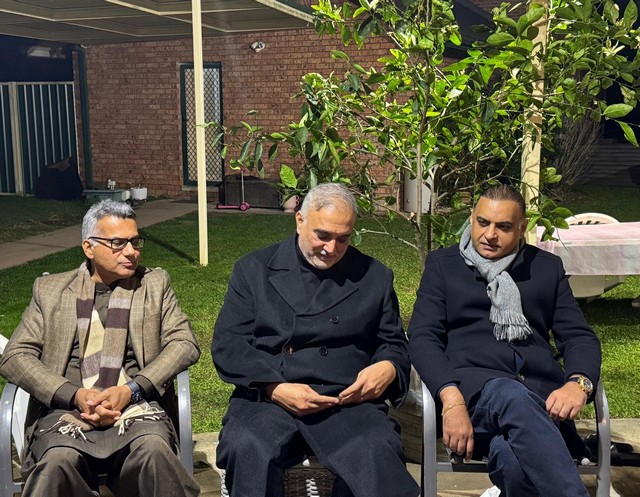 A group of men sitting outside

AI-generated content may be incorrect.