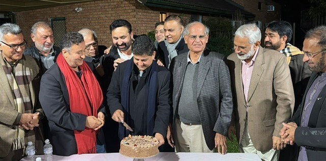 A group of men standing around a cake

AI-generated content may be incorrect.